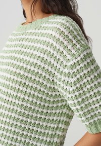 Lichtgroene en witte gestreepte sweater met een gestructureerd, open brei ontwerp en korte mouwen. Ribgebreide halslijn en manchetten, casual pasvorm.