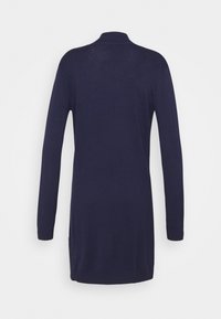 Maglione blu navy a maniche lunghe, in tessuto a maglia, forma affusolata, leggero curvatura all'orlo, polsini e colletto a costine. Vista posteriore solo.