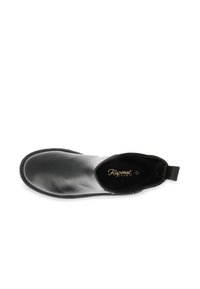 Botín de piel negra hasta el tobillo con puntera redondeada, paneles laterales elásticos, tirador en la parte trasera y logo "Kaporal" visible en el interior del zapato.