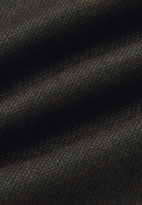 Wzorzysty, tkany materiał w ciemnym brązie z zielonymi akcentami, cechujący się zwartej, jednolitej strukturze i miękkiej, lekko błyszczącej powierzchni.