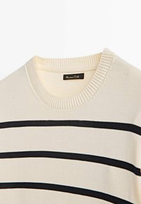 Cremfarbener Strickpulli mit schwarzen horizontalen Streifen und geripptem Rundhalsausschnitt, mit einem Massimo Dutti Etikett im Kragen.