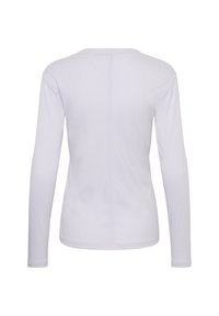 Lange mouw, licht lavendelkleurig shirt met een ronde halslijn, een gladde textuur en een centrale naad op de rug. Eenvoudig ontwerp, zonder patronen of accenten.