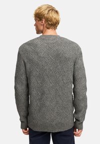 Grijze gebreide trui met een gestructureerd visgraatpatroon, ribbelmanchetten en een ribbelrand. Voorzien van een ronde hals en lange mouwen.