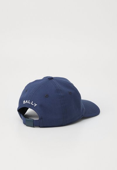 Marineblå bomulds-baseballcap med justerbar rem, med hvidt broderet "BALLY" logo bagpå, buet skygge og syede øjenlåg.