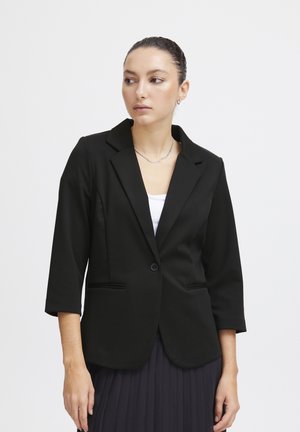 Černý přizpůsobený blazer s klopami, jedním knoflíkovým zapínáním a dvěma předními kapsami. Má tříčtvrteční rukávy a hladkou texturu.