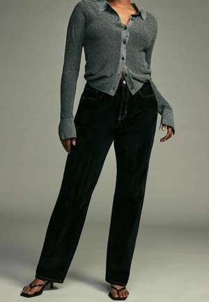 Sparkly grijze overhemd met kraag, gecombineerd met zwarte corduroy broek, met een rechte pijp en subtiele stikseldetails.