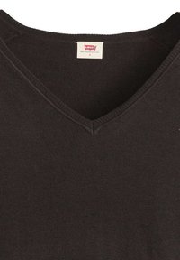 Maglione nero a V in tessuto lavorato a maglia. Presenta un'etichetta con la scritta "Levi's" all'interno del collo. Texture liscia con colore uniforme.