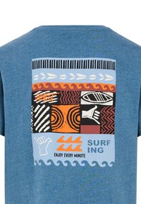 Camiseta de algodón azul con un gráfico multicolor que presenta patrones ondulados, manos y el texto "SURFING" y "DISFRUTA CADA MINUTO."