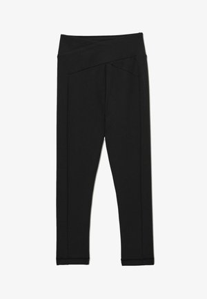 Schwarze Leggings mit hoher Taille, breitem, überlappendem Bund und schmal zulaufenden Beinen, entworfen für sportliche oder legere Nutzung.