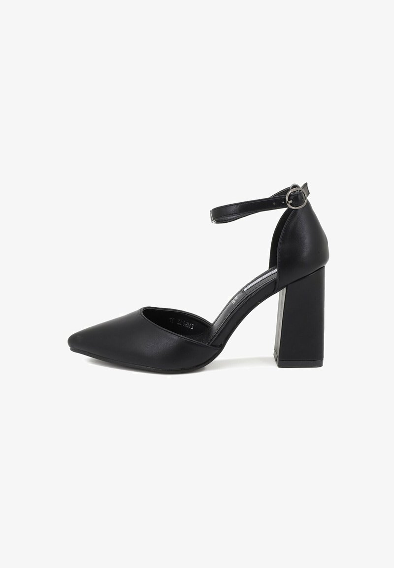Chaussure à talon haut noire pour femme, avec bout pointu, bride à la cheville et talon bloc épais sur fond blanc.