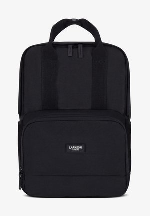 Sac à dos noir avec une texture lisse, double poignée supérieure, poche zippée à l'avant et détail du logo "LARKSON HAMBURG" sur le panneau avant.
