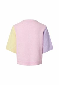 Pull à manches courtes avec corps rose clair, manche gauche jaune et manche droite lavande, montré de dos sur fond blanc.