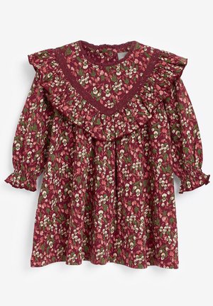 Robe fleurie bordeaux à manches longues avec empiècement à volants, poignets froncés et petits motifs floraux blancs et roses avec feuilles vertes.