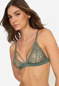 Δαντελένιο πράσινο bralette με τριγωνικούς κύπελλους, ρυθμιζόμενους ιμάντες και περίπλοκη κεντητική λουλουδιών κατά μήκος των άκρων, με λείο υποζώνιο.