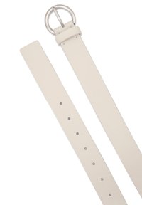 Ceinture en cuir blanc à texture lisse, équipée d'une boucle ronde en métal argenté et de plusieurs trous pour un ajustement réglable.