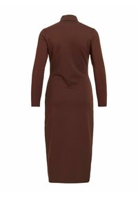 Pitkähihainen, ruskea mekko, jossa on kaulus. Valmistettu sileästä kankaasta, muotoiltu ja polven mittainen helma.