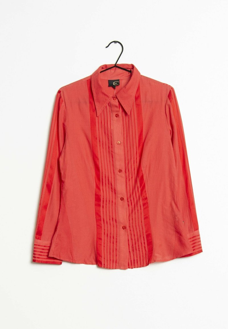 Chemise rouge à manches longues avec des plis verticaux et une fermeture à boutons à l'avant. Dispose d'un col classique et de poignets de manches en texture contrastante.