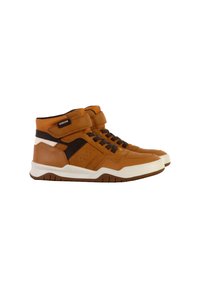 Sneaker alte marroni e beige con finitura testurizzata, suola bianca, cinturino in Velcro e perforazioni laterali per la traspirabilità. Marchio GeoX visibile.
