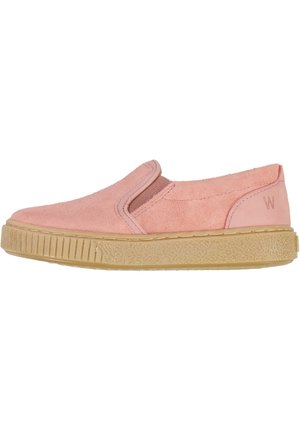 Chaussure rose en daim à enfiler avec panneau latéral élastique et semelle épaisse en caoutchouc beige texturé.