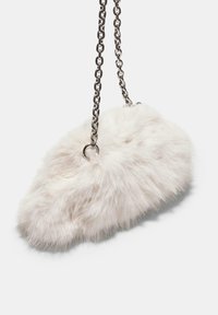 Faux fur taske i lys pink, rund form, med en sølv kædestaft. Blød tekstur med en fluffy overflade og subtil glans.