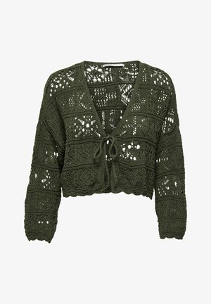 Maslinasto zelena heklana kardigan sa V-izrezom, dugim rukavima i vezivanjem sprijeda. Ima složene otvorene uzorke i obrub sa valovitim rubom.