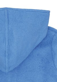 Felpa blu realizzata in tessuto morbido e strutturato. Presenta un grande cappuccio e cuciture visibili lungo le sue giunture.