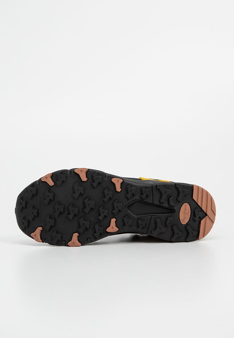 Zwarte rubberen schoenzool met een stervormig profiel en contrasterende bruine accenten. Vlakke, textuur oppervlak voor verbeterde grip.