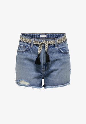 Shorts en denim bleu avec des ourlets effilochés, présentés avec une ceinture tissée ornée de franges noires. Comprend des poches avant et des détails usés.