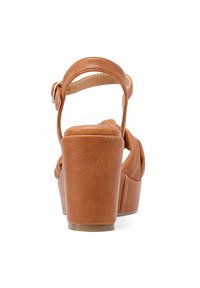 Sandalo platform marrone con tacco spesso, cinturino alla caviglia regolabile e tomaia in finta pelle testurizzata con dettagli morbidi e arricciati.