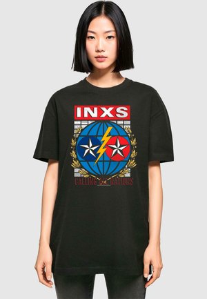 Sort bomuld T-shirt med et dristigt grafisk design bestående af en blå globus, røde og blå stjerner, lynbolt og gyldne laurbær accenter.