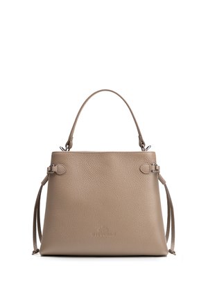 Beige leren handtas met korte handgreep en afneembare lange banden, gestructureerd oppervlak en metalen hardware bevestigingen.