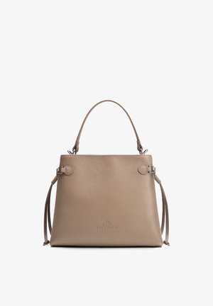 Beige leren handtas met korte handgreep en afneembare lange banden, gestructureerd oppervlak en metalen hardware bevestigingen.