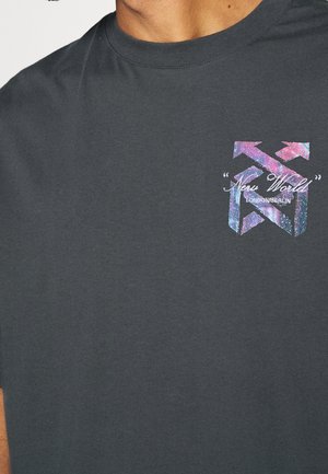 Chemise gris foncé avec un design géométrique coloré à motif galaxie et texte blanc indiquant "New World" et "LONDON/BERLIN" sur la poitrine.