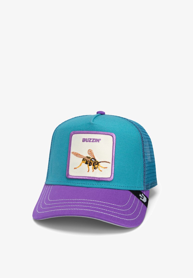 Cappello turchese con visiera viola, con un patch di un'ape ricamato etichettato "BUZZIN'". Parte posteriore in rete e cuciture a contrasto sulla visiera.