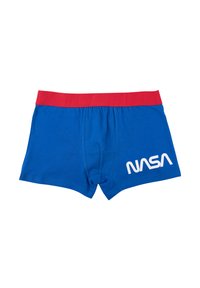 Boxer briefs blu con elastico rosso e logo NASA bianco sulla coscia destra, posati su uno sfondo bianco.