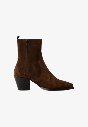 Botine din suede maro cu fermoar lateral, vârf ascuțit, toc cu straturi și tab pentru tras la spate.