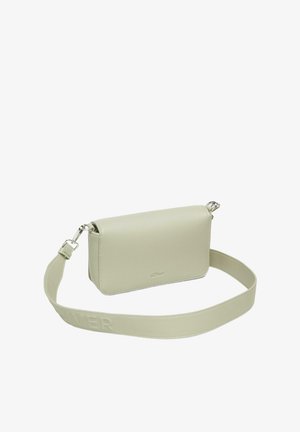 Jasnozielona torba typu crossbody z teksturowanej ekoskóry, prostokątny kształt, srebrne akcesoria i regulowany pasek z wytłoczonym logo.