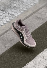AIR WINFLO 11 - Road running shoes - taupe grey/white/platinum-coloured violet/black
