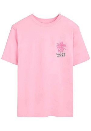 T-shirt rose à manches courtes avec un petit motif de palmier et le texte "Teddy Smith Miami 89" sur le côté gauche de la poitrine.