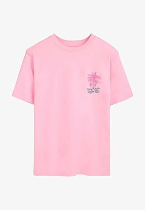 T-shirt rose à manches courtes avec un petit motif de palmier et le texte "Teddy Smith Miami 89" sur le côté gauche de la poitrine.