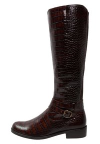 Botte marron en faux cuir de crocodile, hauteur genou, avec bout rond, boucle latérale en accent et talon plat. Texture lisse qui améliore l'aspect visuel.