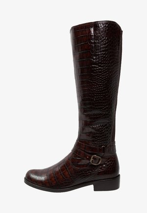 Brun, knæhøj støvle i kunstlæder med krokodillemønster, rund tå, sidelås og flad hæl. Den glatte tekstur øger det visuelle udtryk.