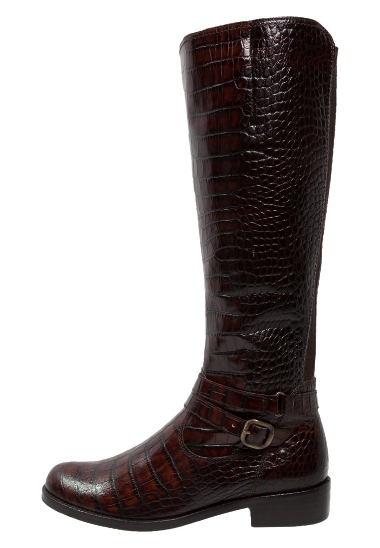 Botte marron en faux cuir de crocodile, hauteur genou, avec bout rond, boucle latérale en accent et talon plat. Texture lisse qui améliore l'aspect visuel.