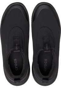Svarta Crocs-skor med en slät, flexibel ovandel med perforerad yta, rund tå och en texturerad gummisula för bra grepp. Inga snören.