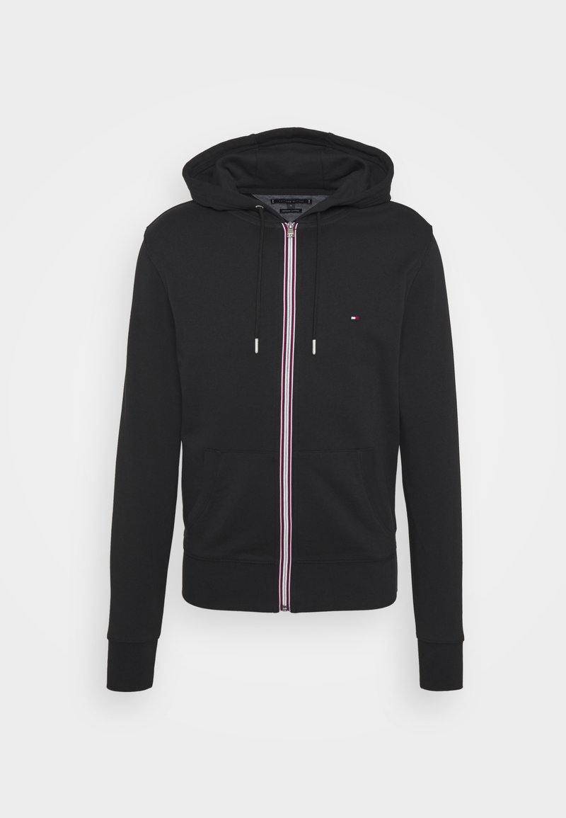 Sweat à capuche noir à fermeture éclair avec cordons, poches avant et un petit logo rouge, blanc et bleu sur la poitrine gauche.
