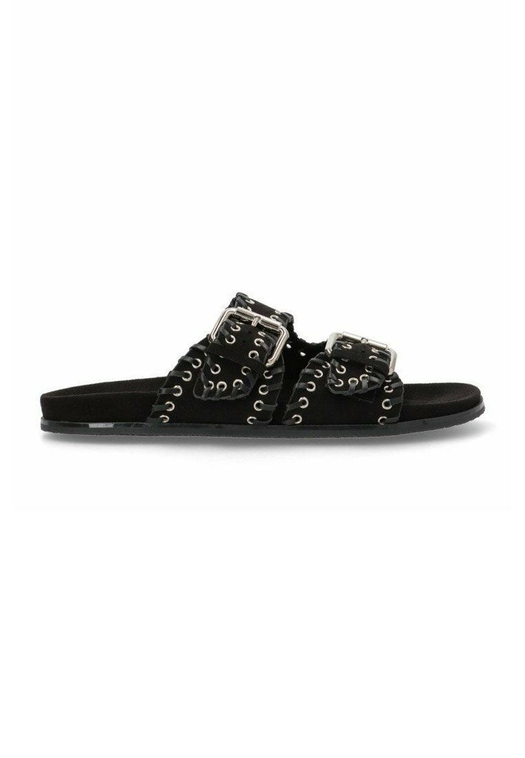 Sandalias de ante negro con doble hebilla y detalles de ojales. Suela plana, diseño abierto en la parte delantera y una superficie texturizada que mejoran el agarre y el estilo.