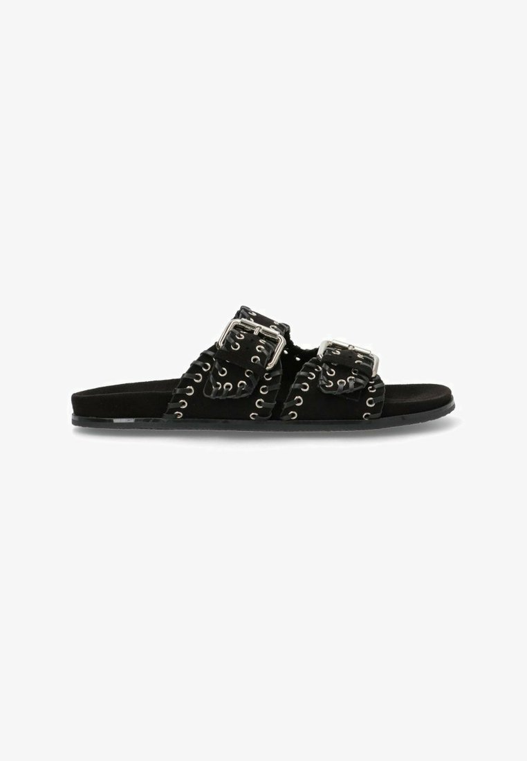 Sandalias de ante negro con doble hebilla y detalles de ojales. Suela plana, diseño abierto en la parte delantera y una superficie texturizada que mejoran el agarre y el estilo.