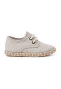 Scarpa in tela beige con basso taglio, punta rotonda, due occhielli, lacci bianchi e suola in juta intrecciata. Texture morbida e design semplice.