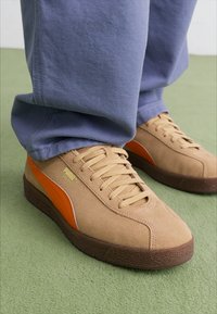 Puma DELPHIN UNISEX - Sneakers basse - dusty tan/cayenne pepper