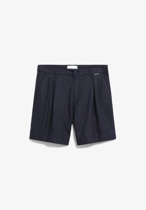 Marineblauwe shorts met een geplooide voorkant, knoopsluiting, zijzakken en een logo-accent bij de tailleband. Gemaakt van lichte stof.